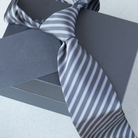 Why Does a Tie, the Essential Accessory for Special Occasions, Need Elegant Packaging?